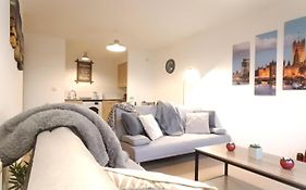 2 Bed Crawley Apt - Near Gatwick